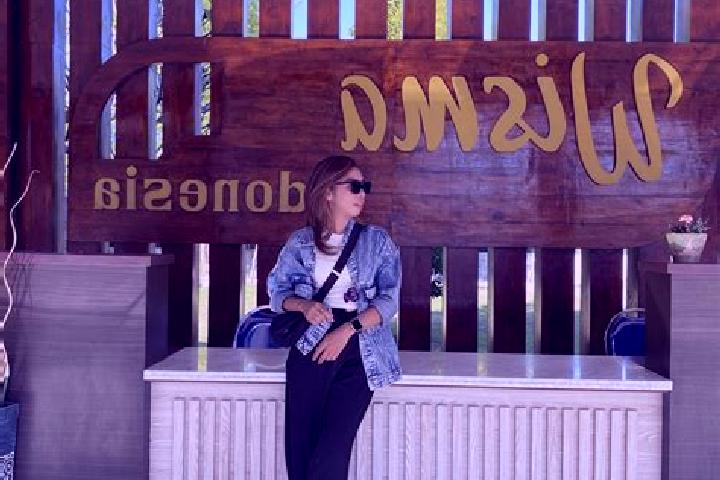 Chloe, 28 — Escort in Tuamese, Indonesia