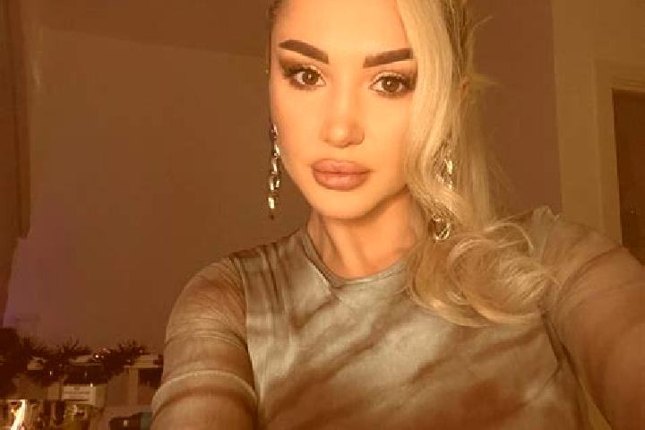Chloe, 30, a auburn blue-eyed middle eastern companion based in Nolay. Offering Erotic Massage, Travel Companion, Dinner Date. Available for incall and outca...