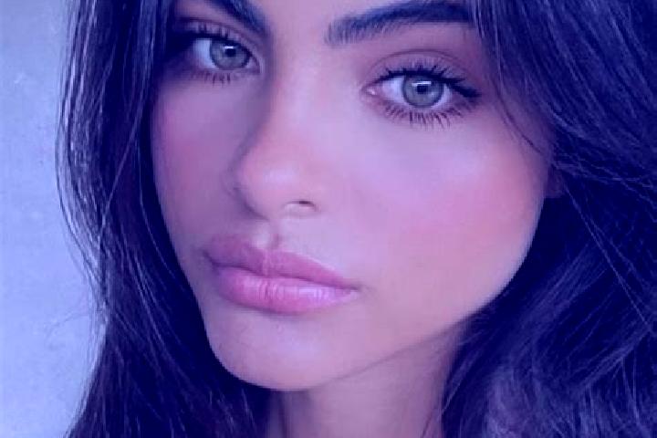 Chloe, 30, a brunette green-eyed middle eastern companion based in Saelen. Offering CIM, Striptease, Girlfriend Experience, Roleplay. Available for incall an...