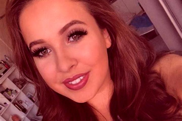 Chloe, 31, a red dark-eyed latina companion based in Saint-Sauveur-le-Vicomte. Offering Deep French Kissing, Girlfriend Experience, Roleplay, Fetish, BDSM. A...