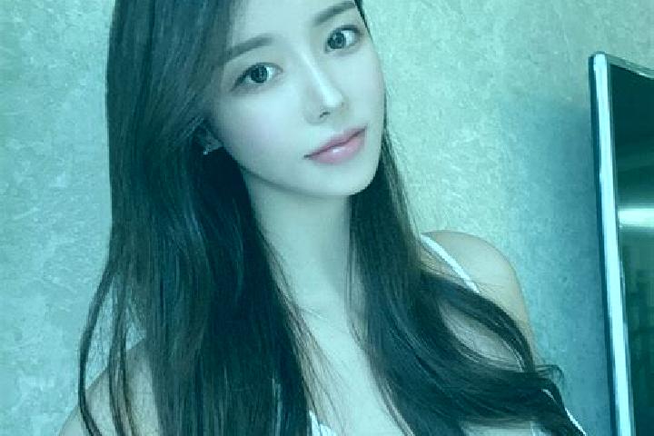 Chloe, 32 — Escort in Kokembang, Indonesia