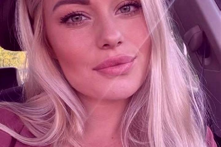 Chloe, 33, a blonde hazel-eyed mixed companion based in Courpiere. Offering 69, Roleplay, Dinner Date, Girlfriend Experience. Available for incall and outcal...