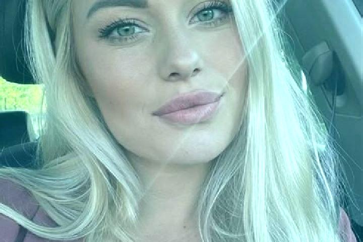 Chloe, 33, a blonde hazel-eyed mixed companion based in Valea Dragului. Offering Tantra, Overnight, Domination. Available for incall and outcall, day and eve...