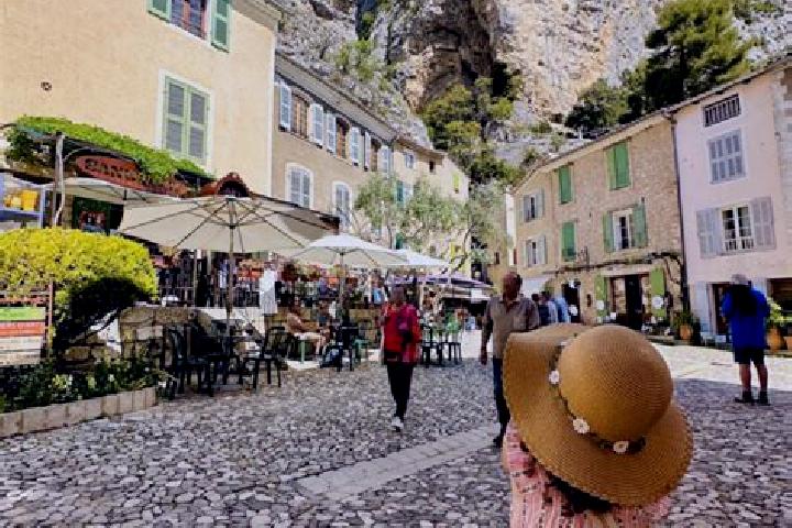 Chloe, 36, a auburn green-eyed mediterranean companion based in Moustiers-Sainte-Marie. Offering Prostate Massage, OWO, GFE, Overnight, Couples. Available fo...