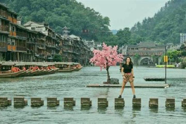 Chloe, 37 — Escort in Fenghuang, China