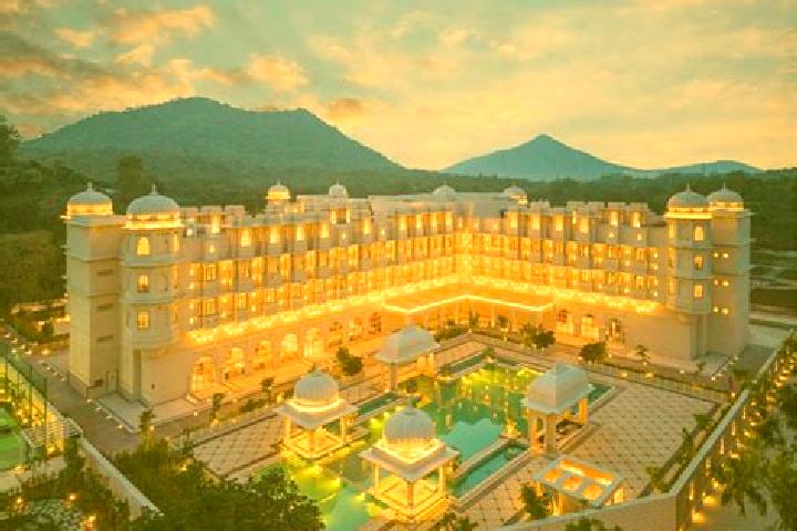 Chloe, 38 — Escort in Bhuwana, India