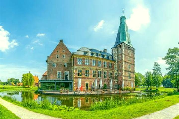 Clara, 21 — Escort in Straelen, Germany