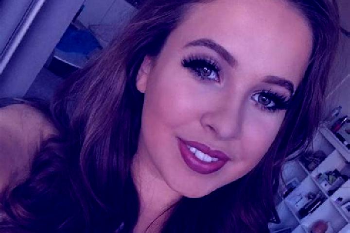 Clara, 22, a red brown-eyed mixed companion based in Sasvad. Offering GFE, A-Level, Couples, Erotic Massage, Striptease. Available for incall and outcall, ov...