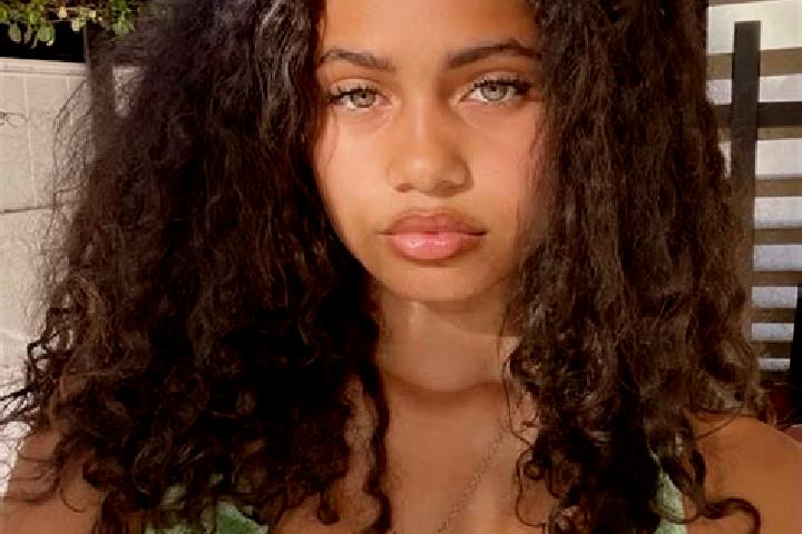 Clara, 22, a red green-eyed mixed companion based in Assenze. Offering Duos, Prostate Massage, 69. Available for incall and outcall, day and evening dates.
