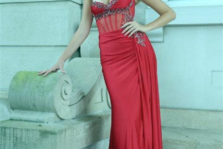 Clara, 22 — Escort in Coutures, France