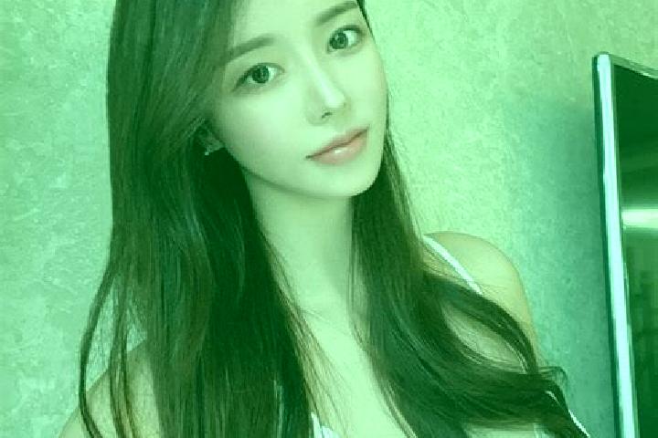 Clara, 22 — Escort in Minjian, China