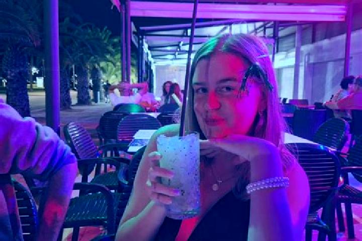 Clara, 23 — Escort in Irura, Spain