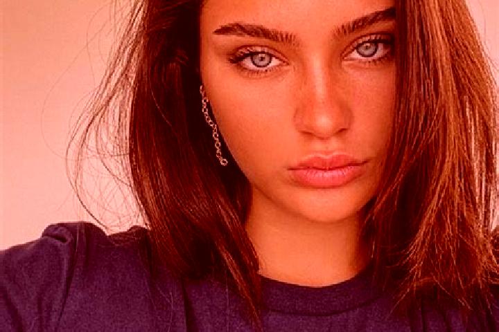 Clara, 24, a brunette dark-eyed mixed companion based in Ford. Offering Striptease, Massage, Erotic Massage, GFE. Available for incall and outcall, day and e...