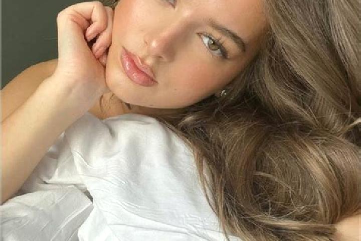 Clara, 24, a chestnut hazel-eyed european companion based in Panyaungan Timur. Offering GFE, Couples, Overnight. Available for incall and outcall, overnight ...