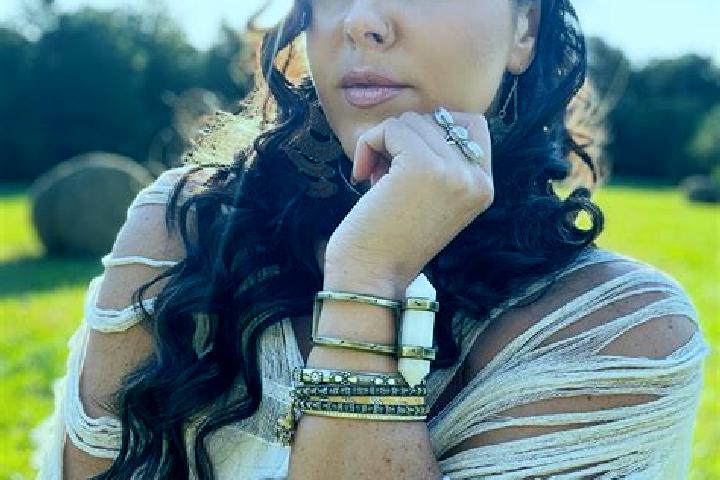 Clara, 25 — Escort in Holly Grove, United States