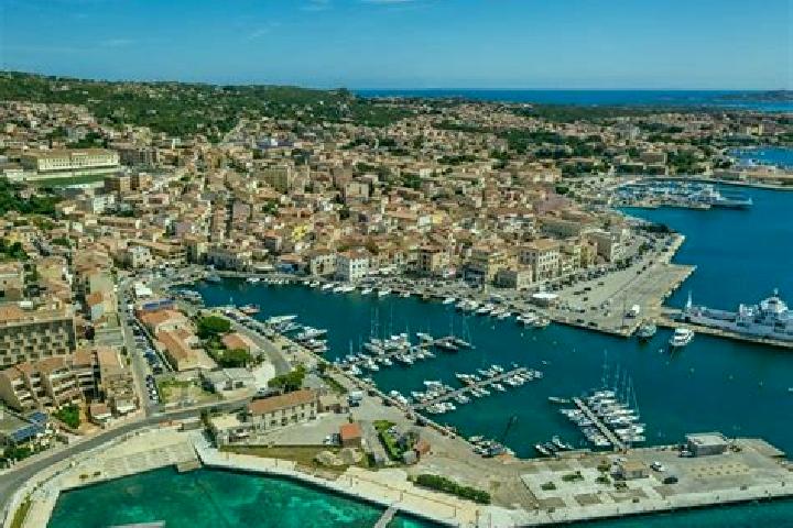 Clara, 27 — Escort in La Maddalena, Italy