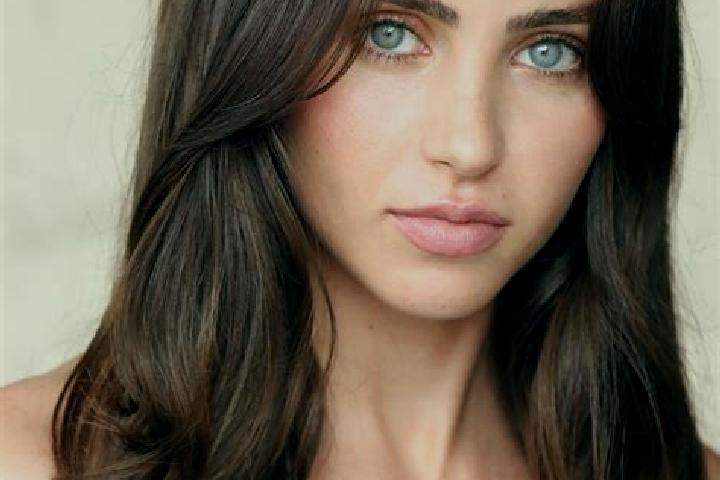 Clara, 28, a brunette dark-eyed caribbean companion based in Valle del Rio. Offering Striptease, Duos. Available for incall and outcall, day and evening dates.