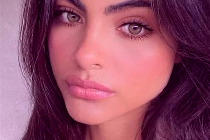 Clara, 28, a red dark-eyed indian companion based in Guebwiller. Offering 69, Roleplay, Erotic Massage, Girlfriend Experience. Available for incall and outca...