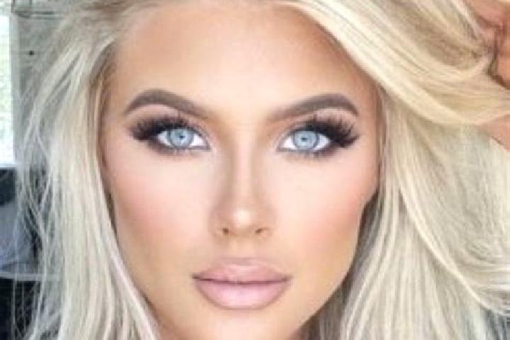 Clara, 33, a platinum blonde brown-eyed mixed companion based in Melinci. Offering Striptease, Duos, Massage. Available for incall and outcall, day and eveni...