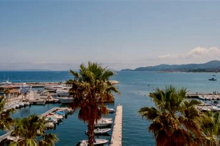 Clara, 35 — Escort in Le Lavandou, France