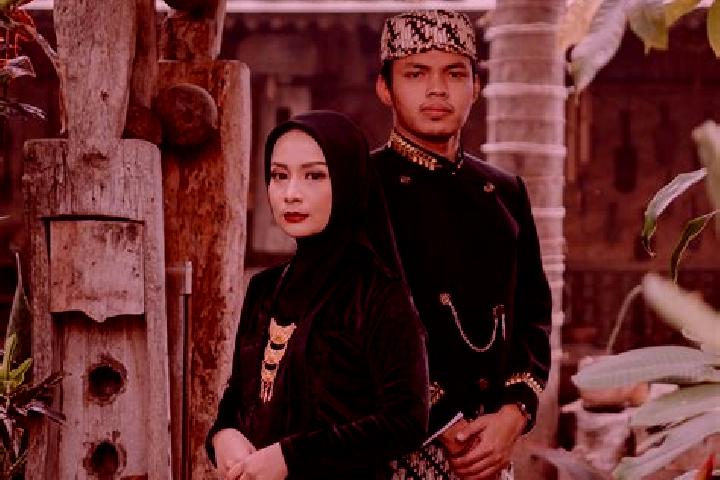 Clara, 36 — Escort in Desa Borogojol, Indonesia