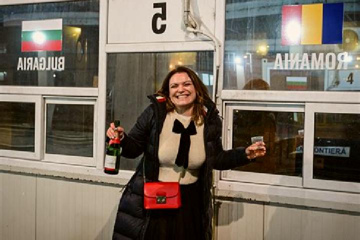 Clara, 36 — Escort in Petroman, Romania