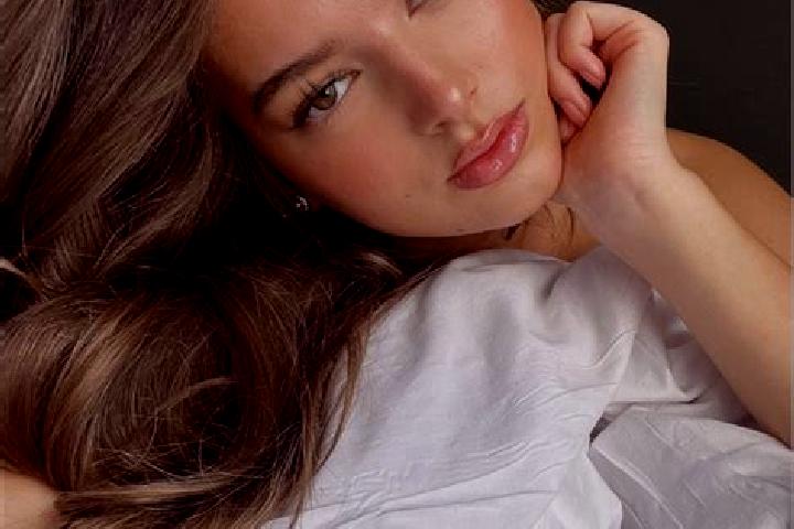 Eleanor, 21, a chestnut green-eyed latina companion based in Uerkheim. Offering Striptease, Deep French Kissing, Massage. Available for incall and outcall, o...