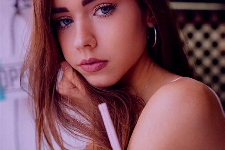 Eleanor, 21 — Escort in Chagey, France