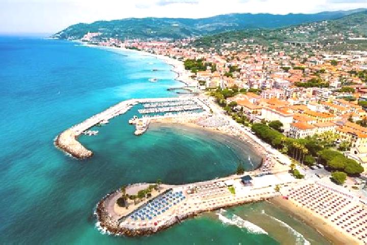 Eleanor, 21 — Escort in Diano Castello, Italy