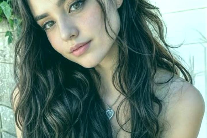 Eleanor, 22, a auburn hazel-eyed latina companion based in Medina. Offering Couples, A-Level, CIM. Available for incall and outcall, day and evening dates.