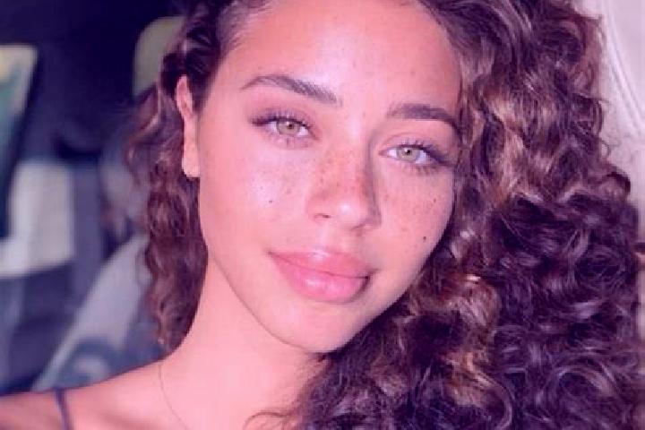 Eleanor, 22, a dark blonde hazel-eyed ebony companion based in Philip. Offering Party Girl, CIM, A-Level. Available for incall and outcall, day and evening d...