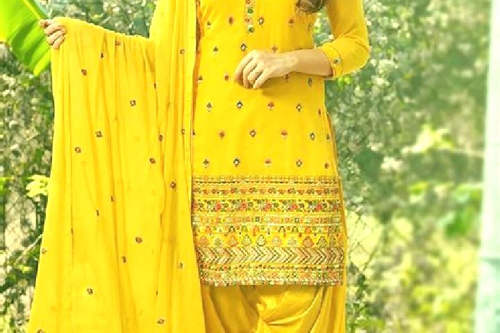 Eleanor, 24 — Escort in Patiali, India