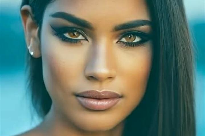 Eleanor, 25, a auburn amber-eyed latina companion based in Colloredo di Prato. Offering Roleplay, Massage, Striptease. Available for incall and outcall, over...
