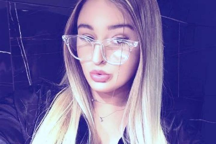 Eleanor, 26 — Escort in Poiana Cracaoani, Romania