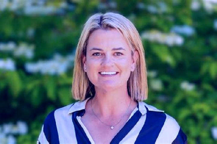 Eleanor, 27 — Escort in Crafers, Australia