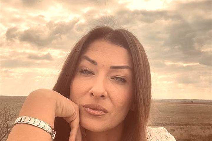 Eleanor, 27 — Escort in Murani, Romania