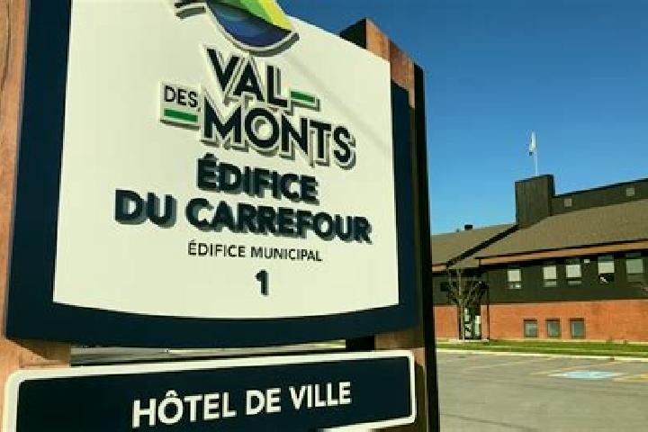 Eleanor, 29 — Escort in Val-des-Monts, Canada