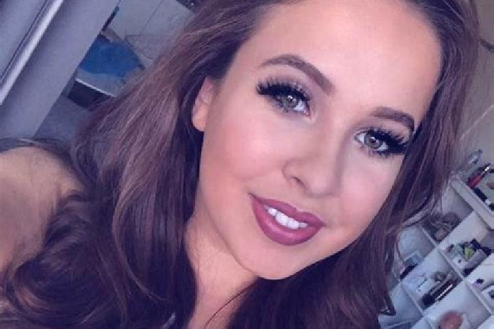 Eleanor, 33, a auburn brown-eyed mediterranean companion based in Quiros. Offering A-Level, Dinner Date, Erotic Massage. Available for incall and outcall, da...