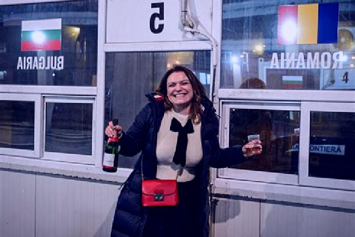 Eleanor, 36 — Escort in Holdita, Romania