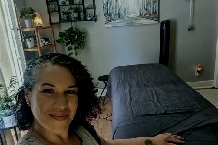 Eleanor, 37, a brunette dark-eyed caucasian companion based in East Brooklyn. Offering GFE, Massage. Available for incall and outcall, day and evening dates.