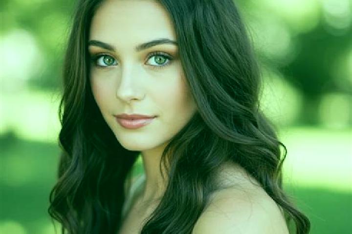 Elizabeth, 21, a brunette hazel-eyed ebony companion based in La Barasse. Offering CIM, 69, Couples. Available for incall and outcall, day and evening dates.