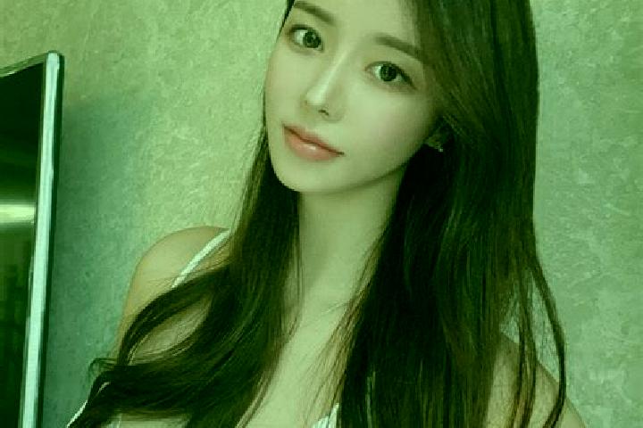 Elizabeth, 21 — Escort in Duocai, China