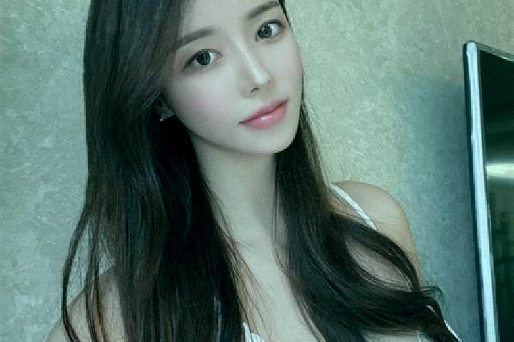 Elizabeth, 21 — Escort in Qinzao, China