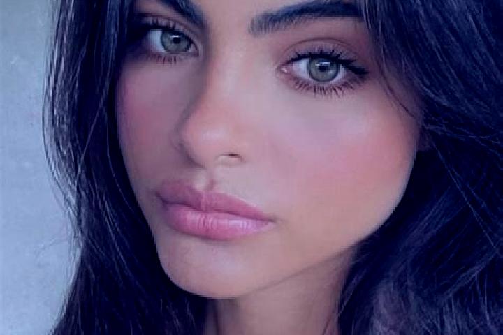 Elizabeth, 22, a brunette green-eyed indian companion based in Clarendon Vale. Offering GFE, 69, Overnight, CIM. Available for incall and outcall, day and ev...