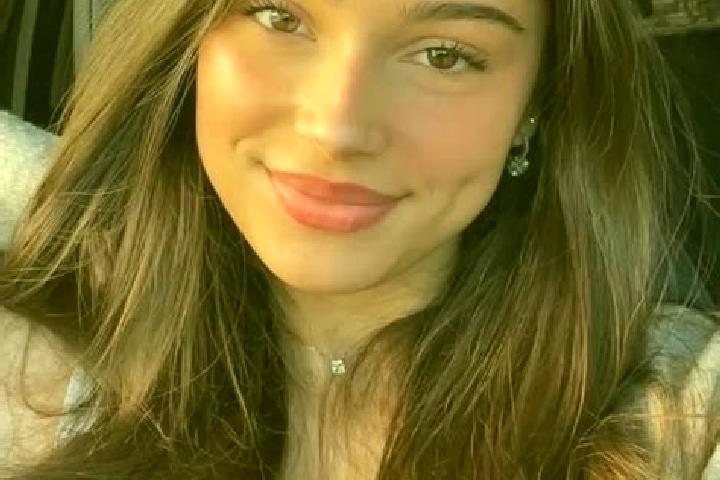 Elizabeth, 22, a brunette hazel-eyed latina companion based in Llanfechell. Offering OWO, Fetish, Couples, CIM. Available for incall and outcall, day and eve...