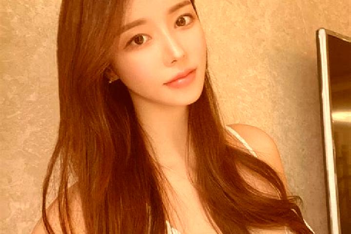Elizabeth, 22 — Escort in Jiaoshi, China