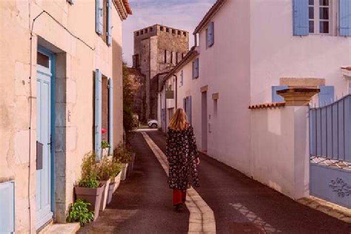 Elizabeth, 23 — Escort in Mornac, France
