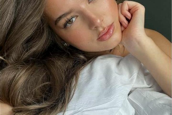 Elizabeth, 24, a chestnut amber-eyed latina companion based in Artik. Offering A-Level, Overnight, Erotic Massage. Available for incall and outcall, day and ...