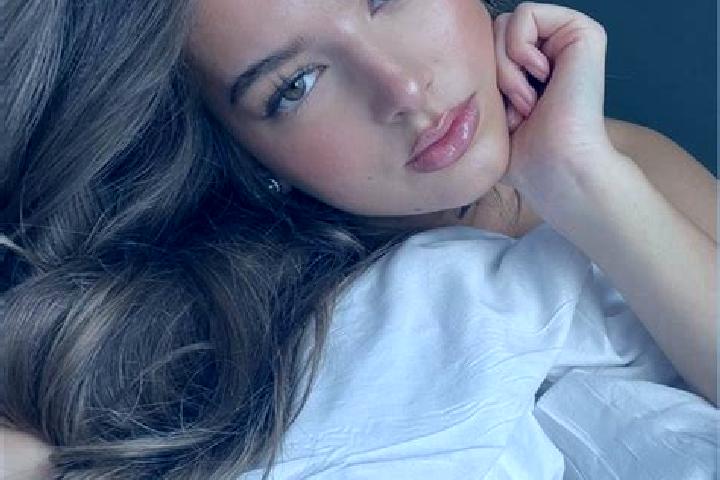 Elizabeth, 24, a chestnut green-eyed latina companion based in Elbeuf. Offering GFE, Duos, Dinner Date. Available for incall and outcall, overnight bookings ...