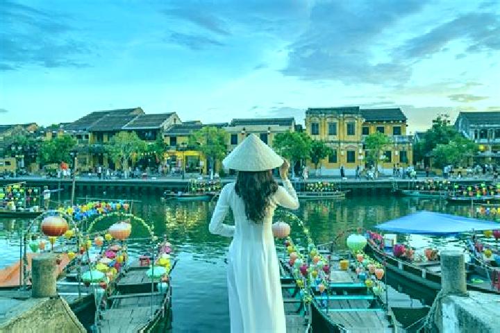 Elizabeth, 24 — Escort in GJong Hoi, Vietnam